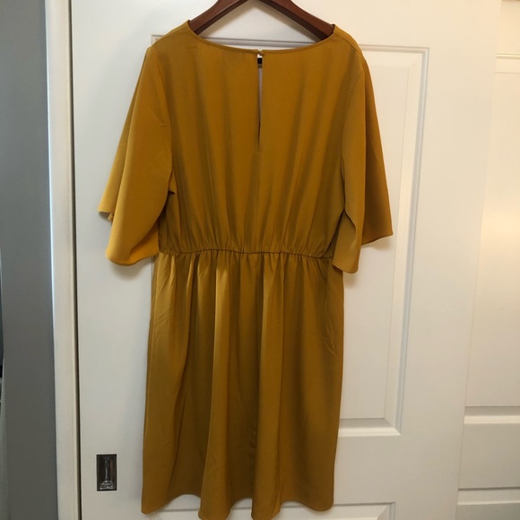 Gold City Chic tie front dress with plunging neckline - Picture 6 of 9